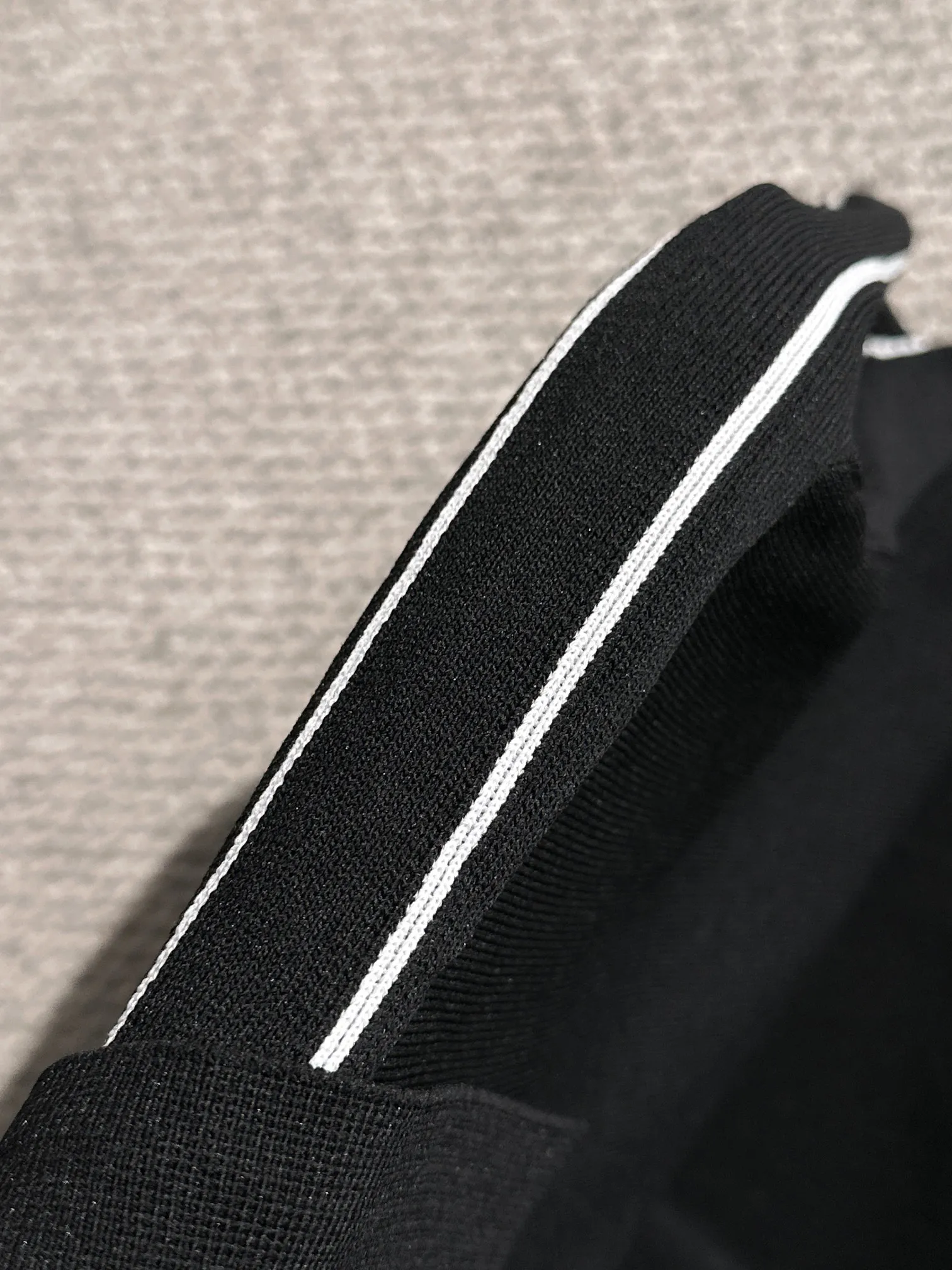 🅿️320 shipped next day, high quality Stone Island 2025 spring and summer new men's lapel short-sleeved T-shirt. Made of combed cotton yarn knitted cotton fabric, pure cotton high-weight special yarn, it feels full when weighed, and the upper body is more textured than ordinary T-shirts. This texture can cope with the weather easily and is suitable for both hot and cold! The pattern on the chest adopts three-dimensional embroidery technology, and is perfectly produced stitch by stitch with reference to the original version! Loose fit design, looks noble. Size: M to XXXL
